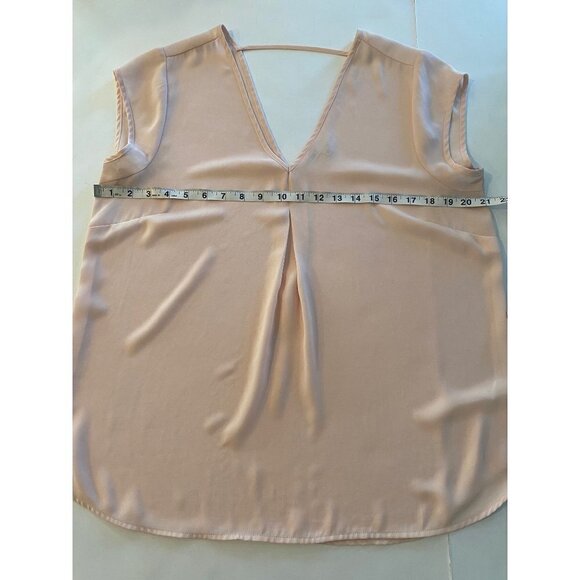 DR2 V-neck pleated front cap sleeve top, size Large - Picture 4 of 6